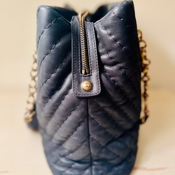 Chanel Tote Surpique CC Charm Large Chevron Iridescent Black - Picture 2 of 13